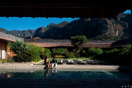 Alberca y al fondo el Tepozteco