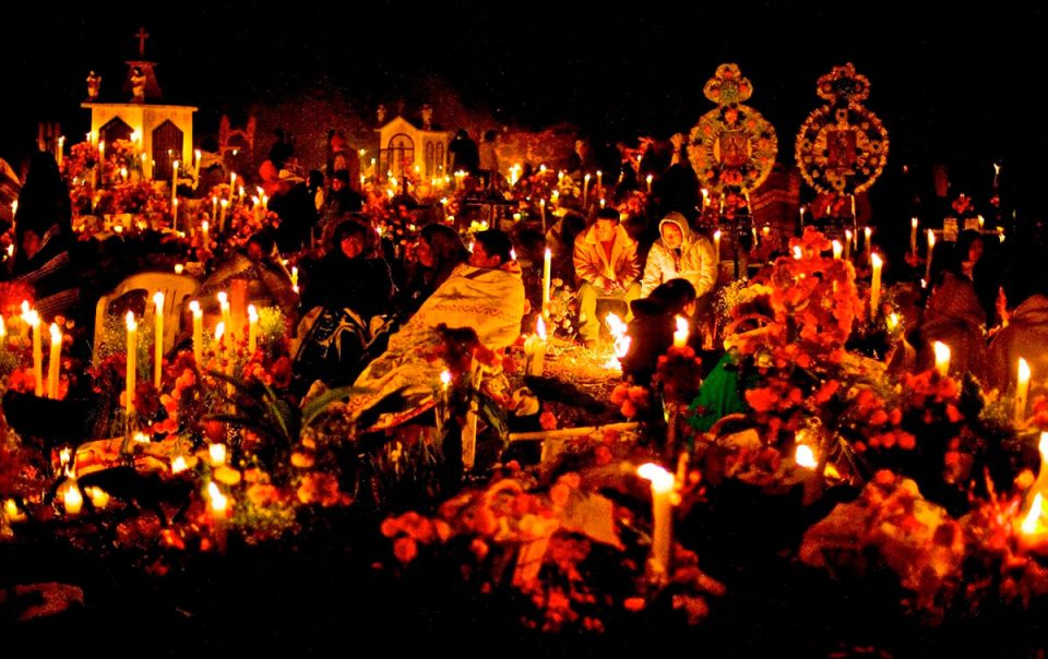 Día de los Muertos en Tepoztlán: desfile de color y tradición, una danza entre lo efímero y lo eterno