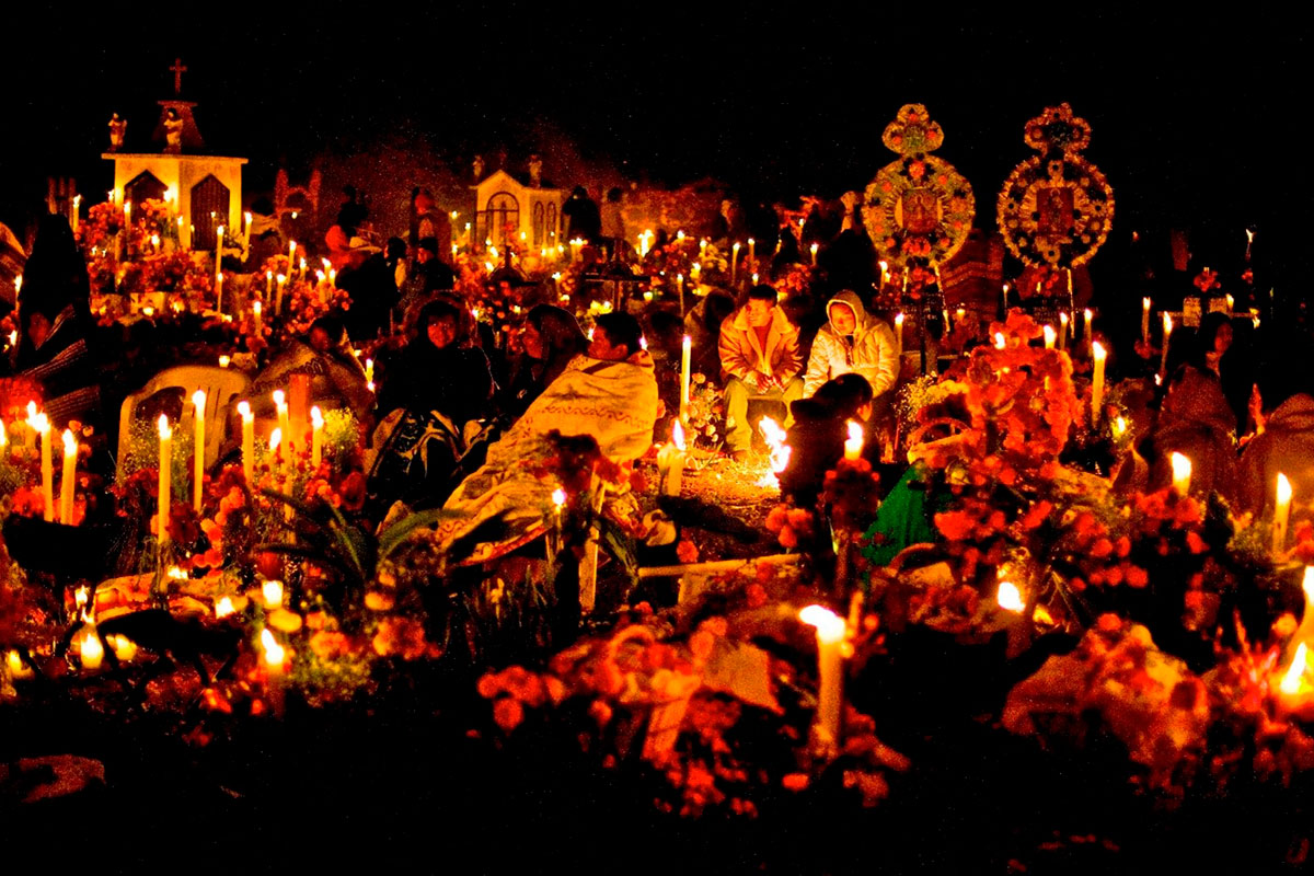 Día de los Muertos en Tepoztlán: desfile de color y tradición, una danza entre lo efímero y lo eterno