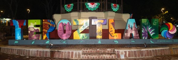 Letras de Tepoztlán ubicadas en el zócalo municipal con un particular decorado. 